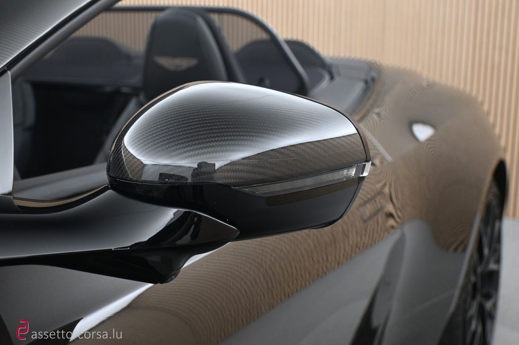 Aston Martin DB12 2025