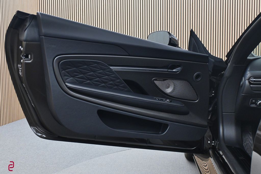 Aston Martin DB12 2025