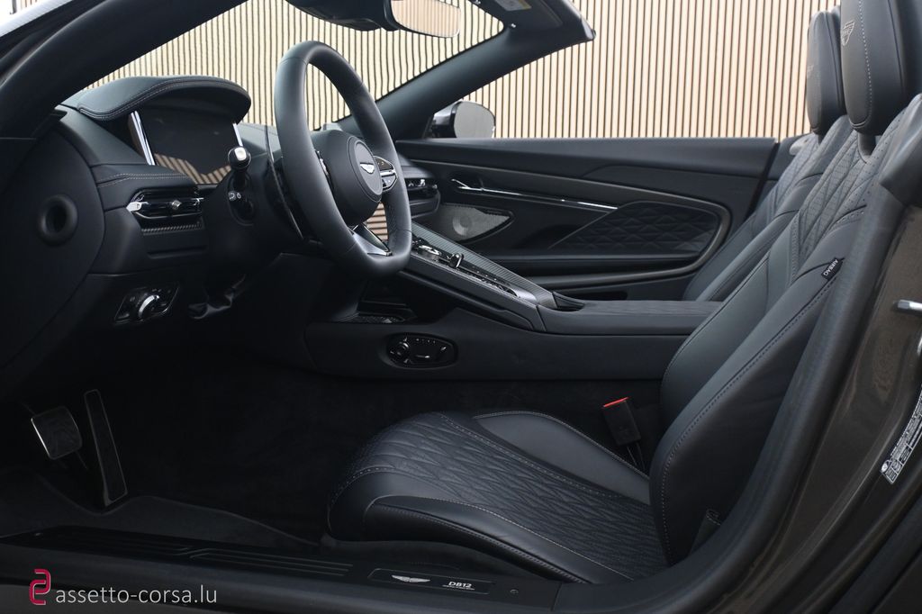 Aston Martin DB12 2025