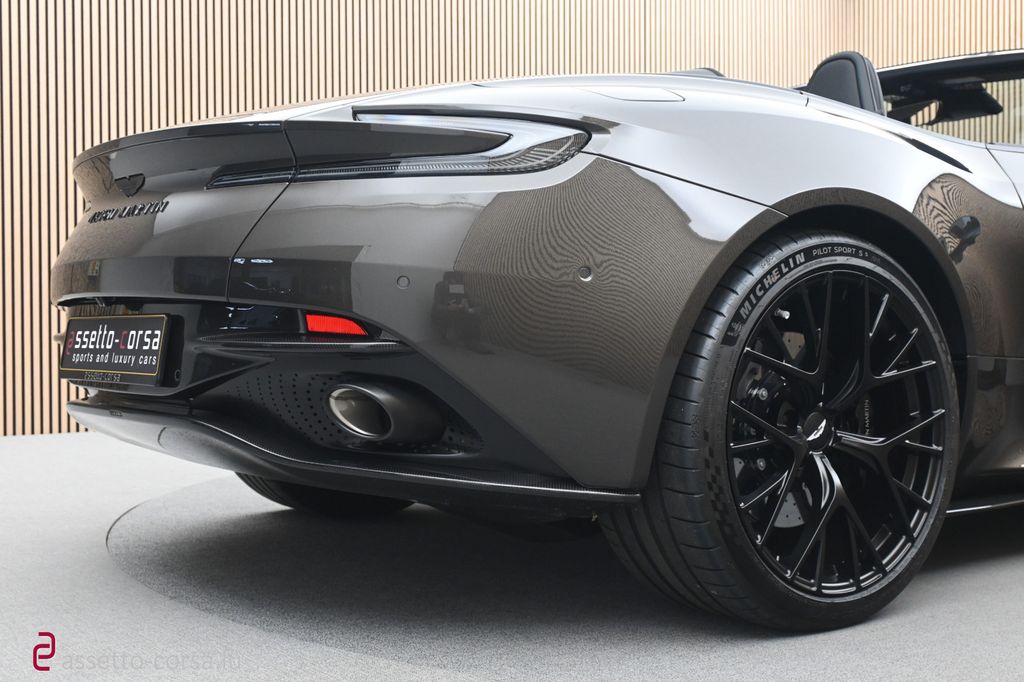 Aston Martin DB12 2025