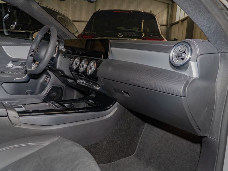 Mercedes-Benz CLA 220 2025