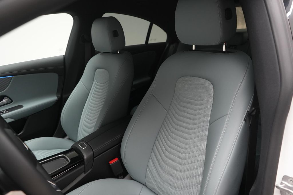 Mercedes-Benz CLA 200 2025