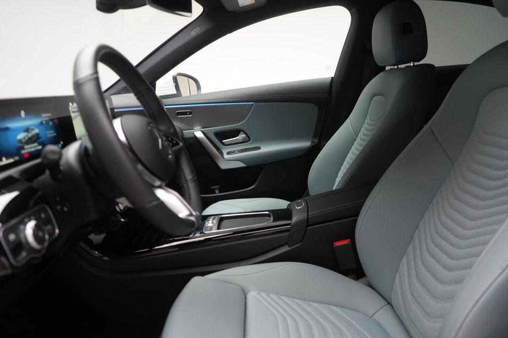 Mercedes-Benz CLA 200 2025