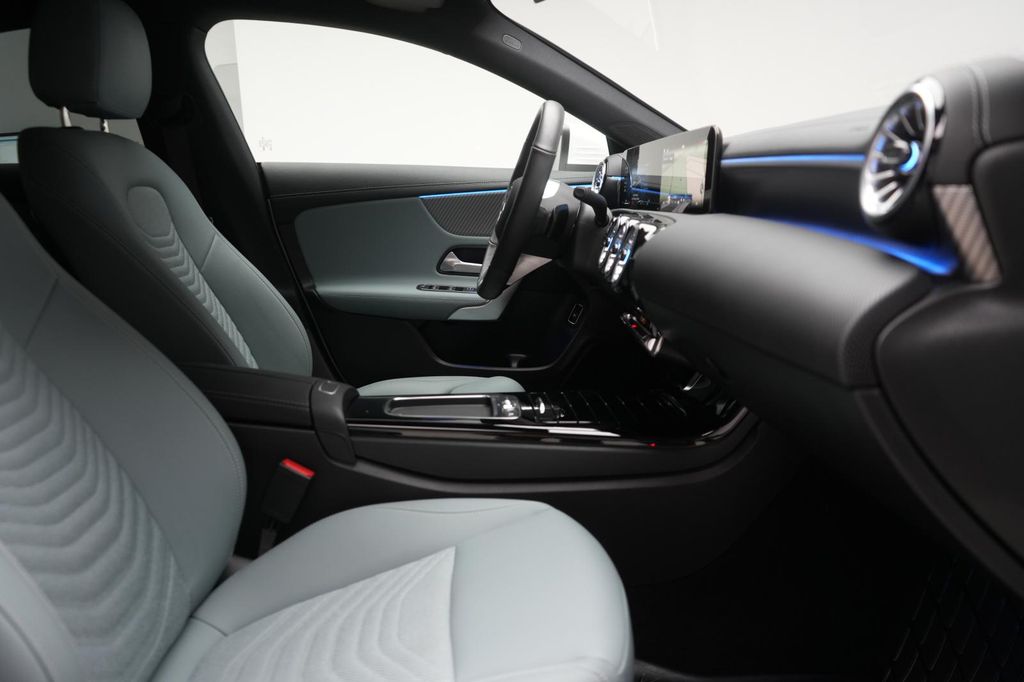 Mercedes-Benz CLA 200 2025