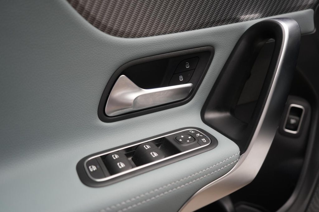 Mercedes-Benz CLA 200 2025