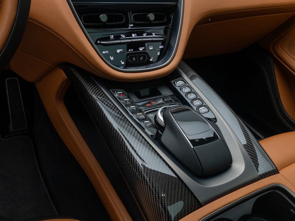 Aston Martin DBX 2021