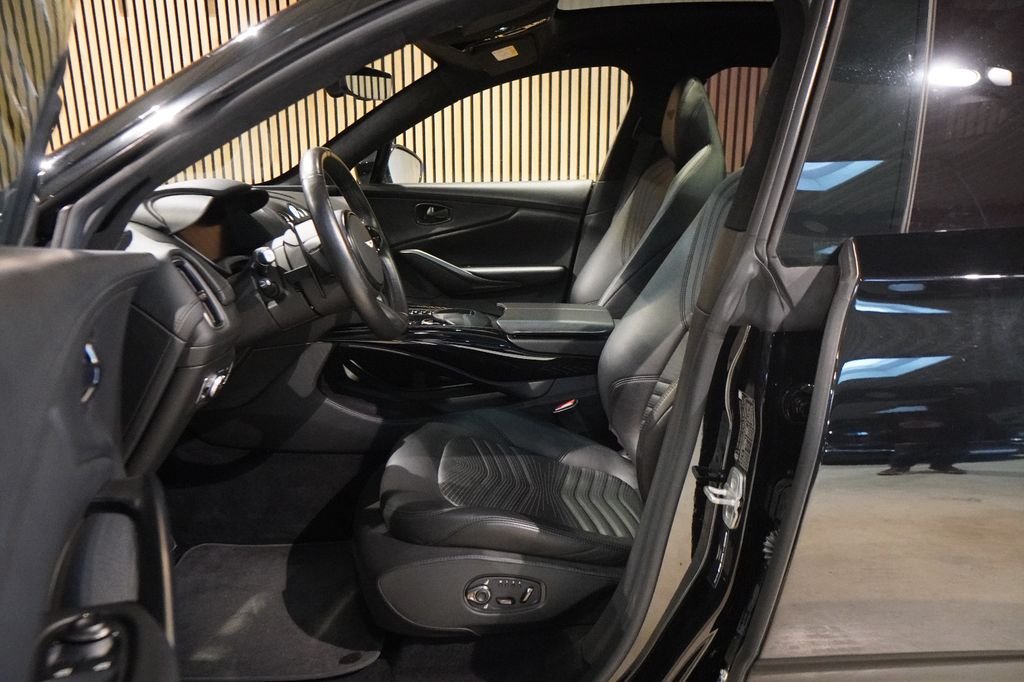 Aston Martin DBX 2022