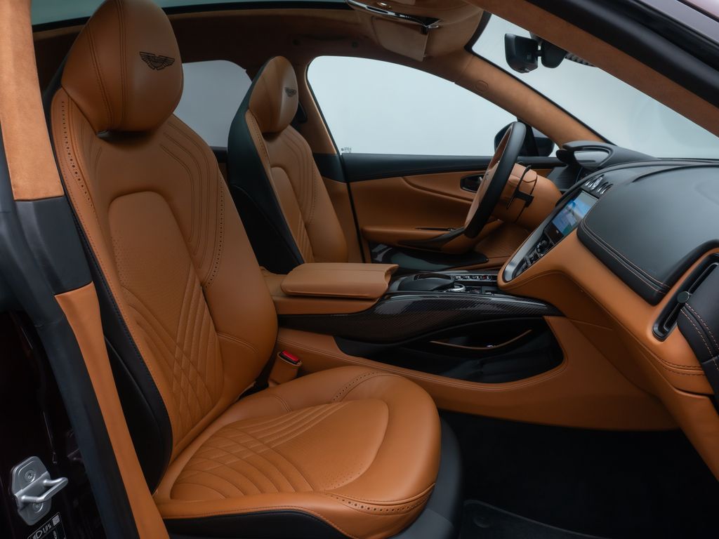 Aston Martin DBX 2021