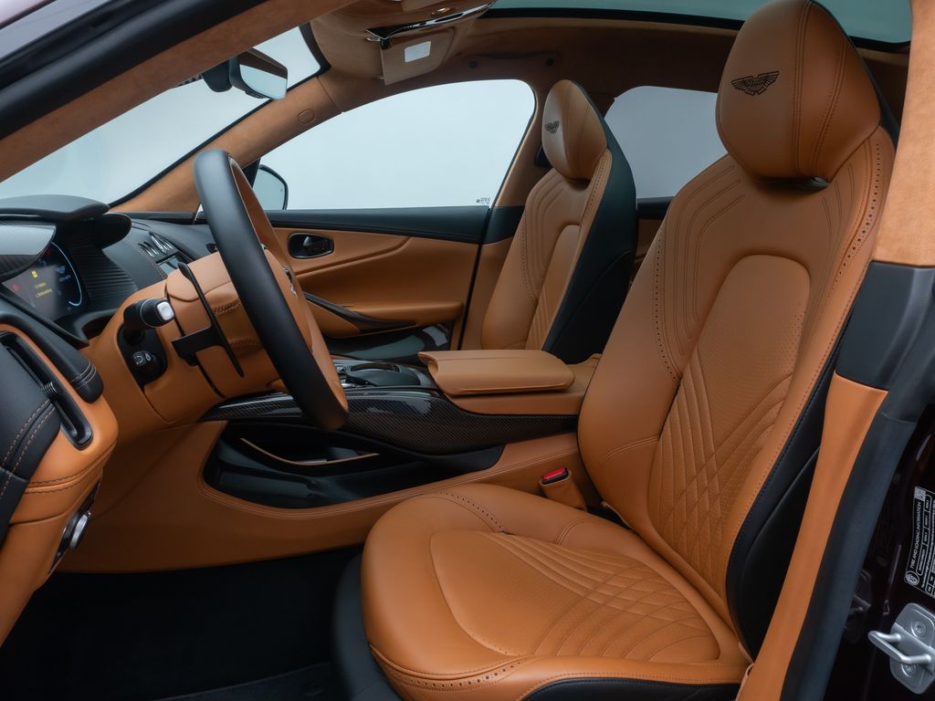 Aston Martin DBX 2021