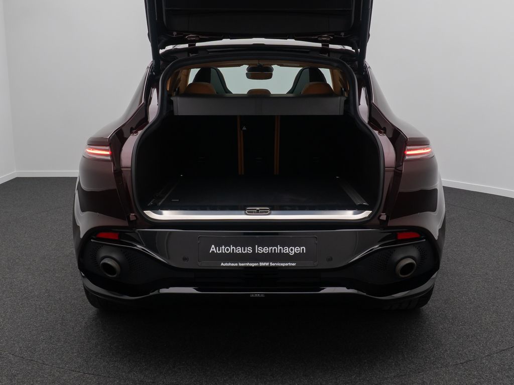 Aston Martin DBX 2021