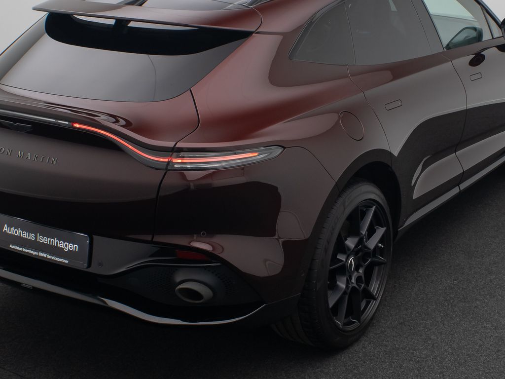 Aston Martin DBX 2021