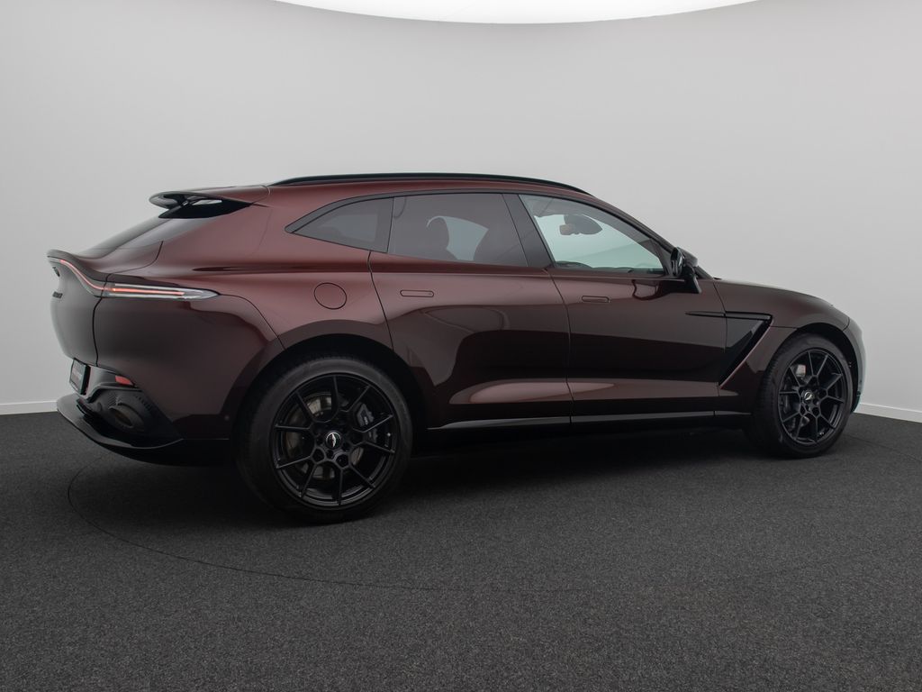 Aston Martin DBX 2021