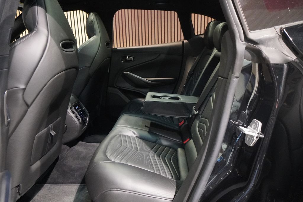 Aston Martin DBX 2022