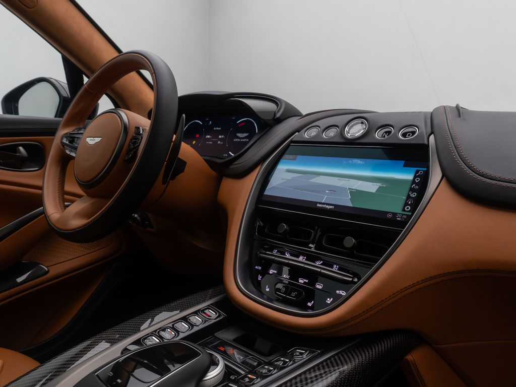 Aston Martin DBX 2021