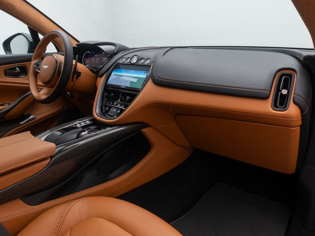 Aston Martin DBX 2021