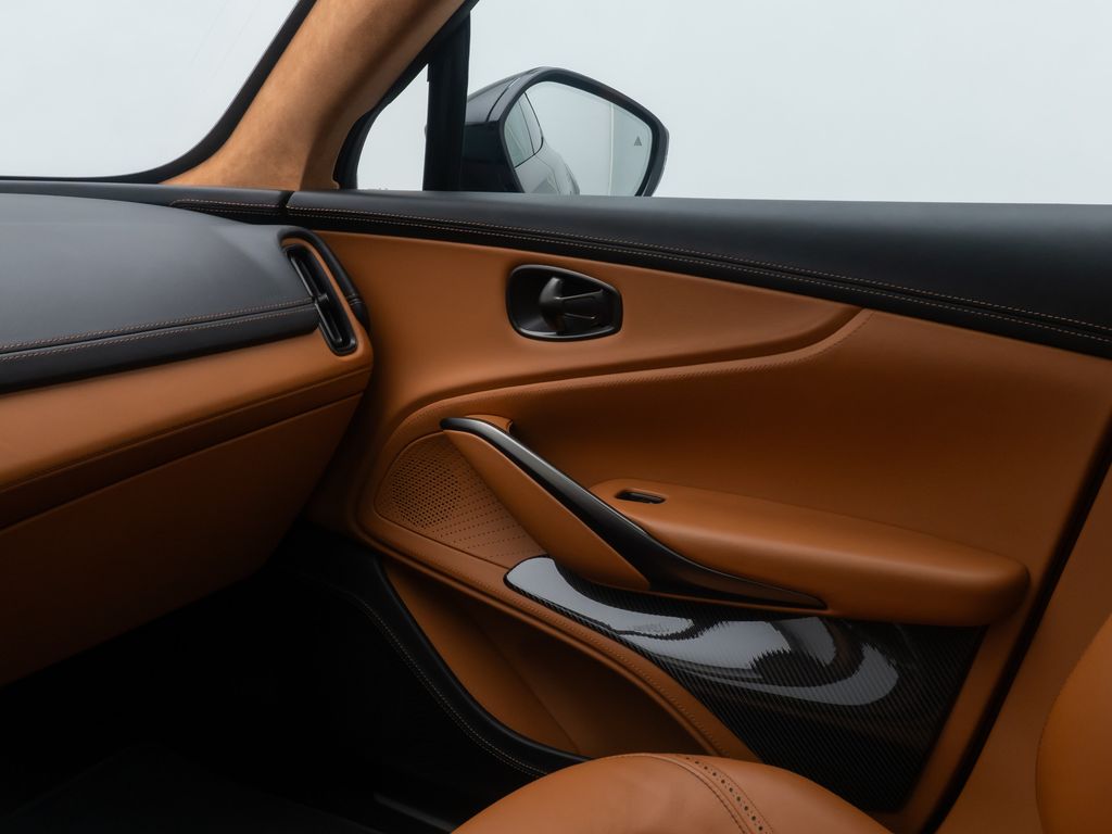 Aston Martin DBX 2021