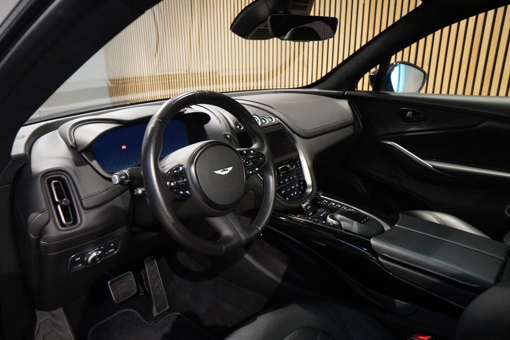 Aston Martin DBX 2022