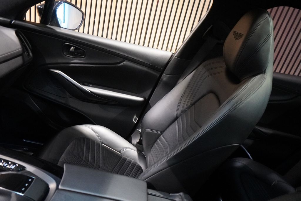 Aston Martin DBX 2022