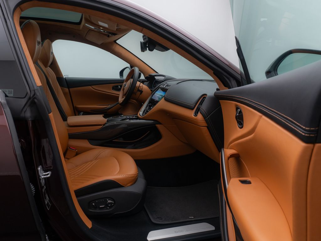 Aston Martin DBX 2021