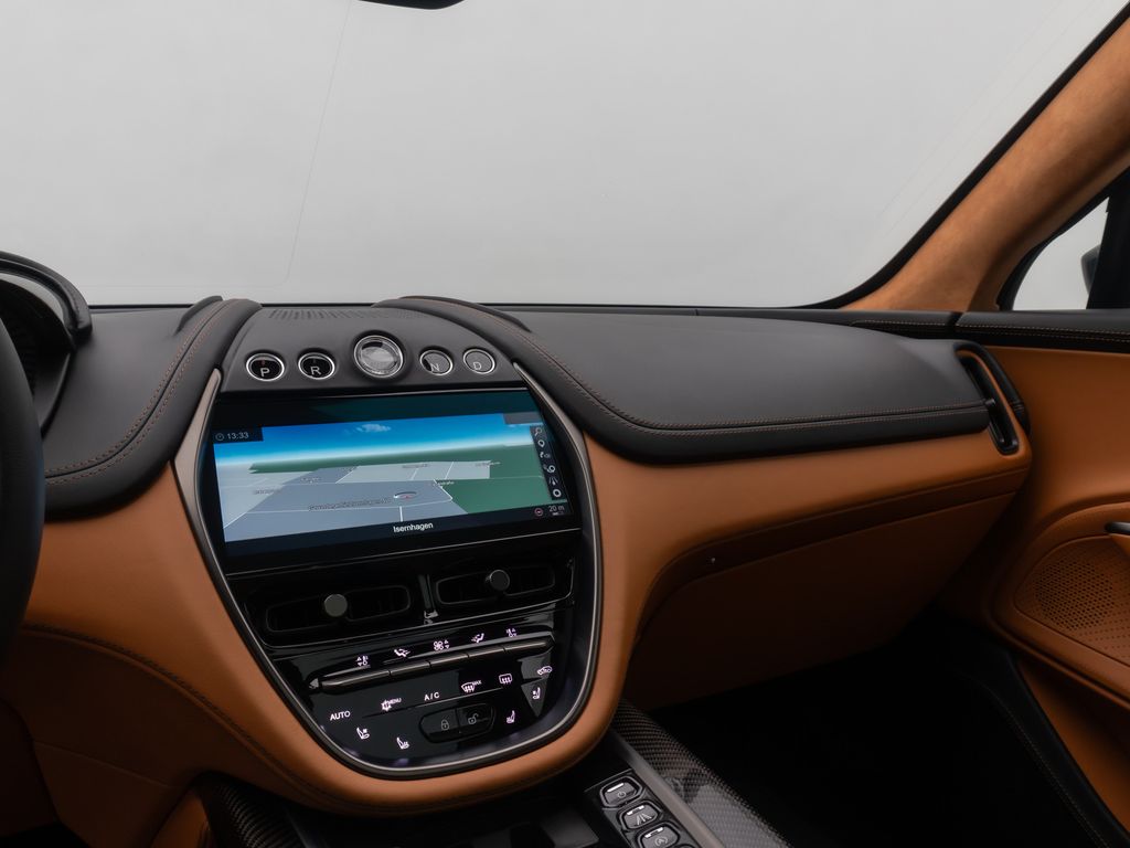 Aston Martin DBX 2021