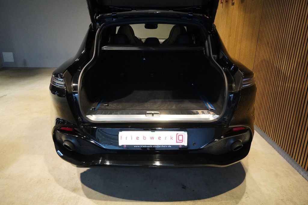 Aston Martin DBX 2022