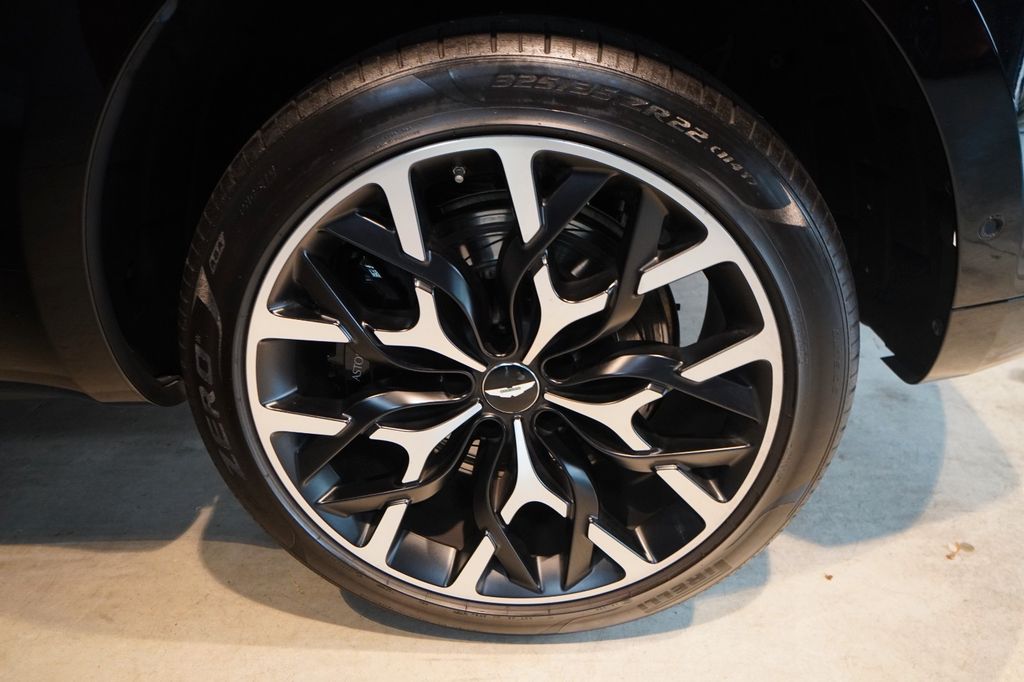 Aston Martin DBX 2022