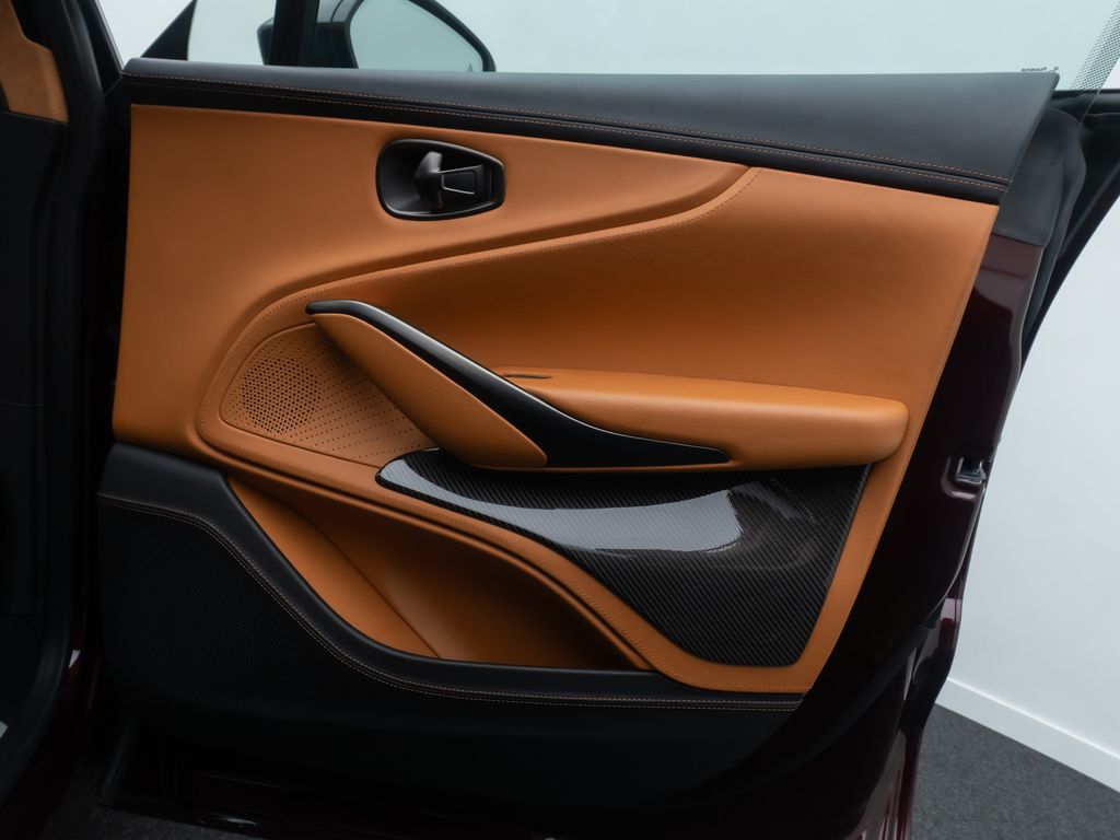 Aston Martin DBX 2021