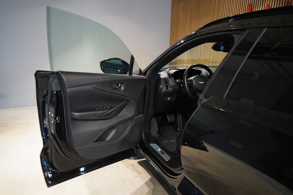 Aston Martin DBX 2022