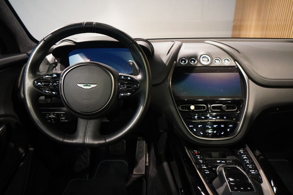 Aston Martin DBX 2022