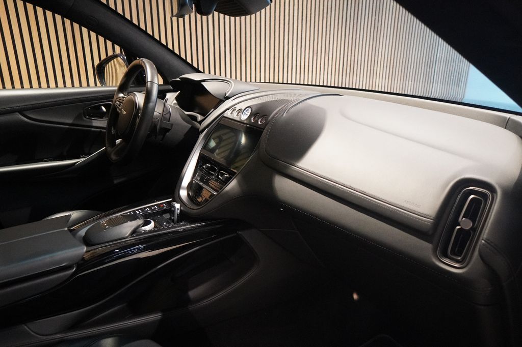 Aston Martin DBX 2022