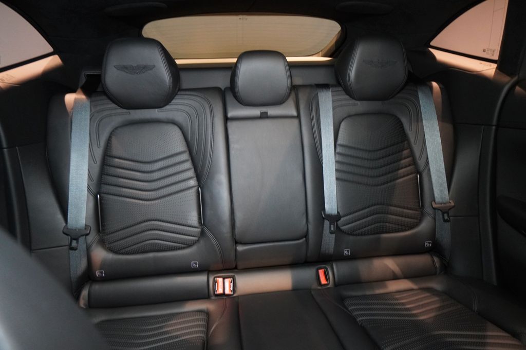 Aston Martin DBX 2022