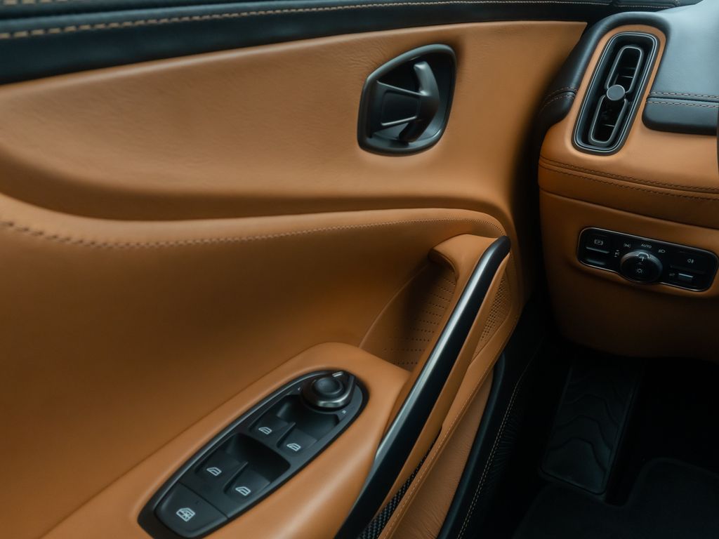 Aston Martin DBX 2021