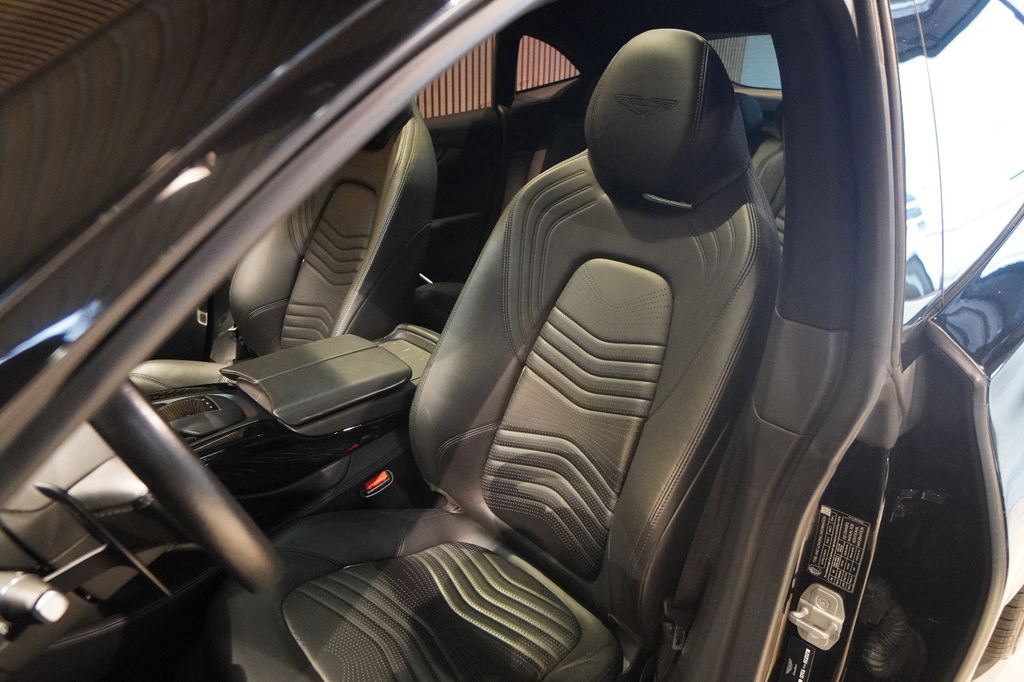 Aston Martin DBX 2022