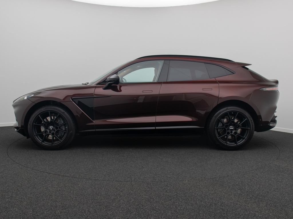 Aston Martin DBX 2021