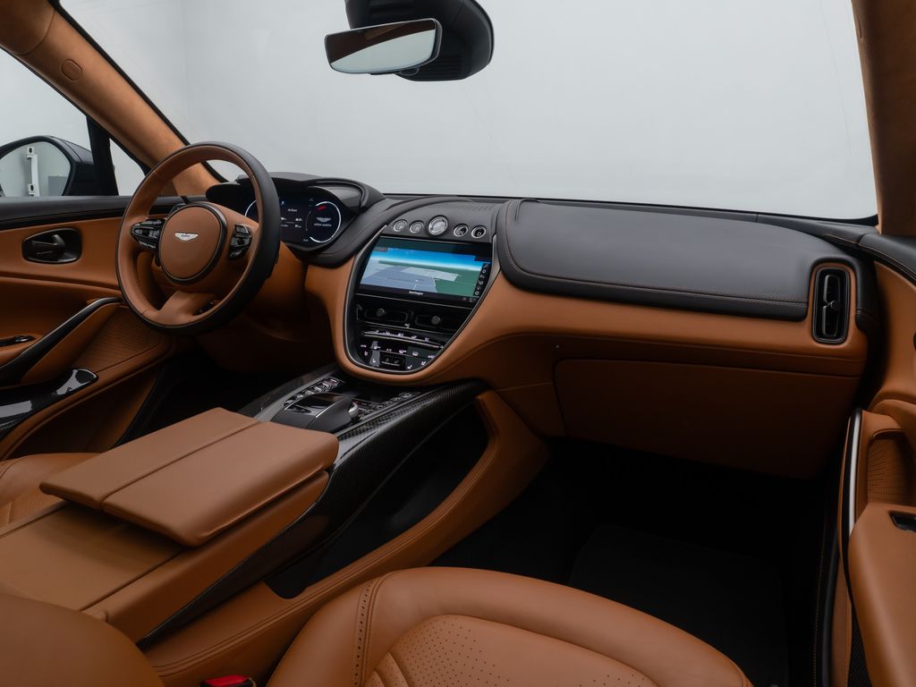 Aston Martin DBX 2021