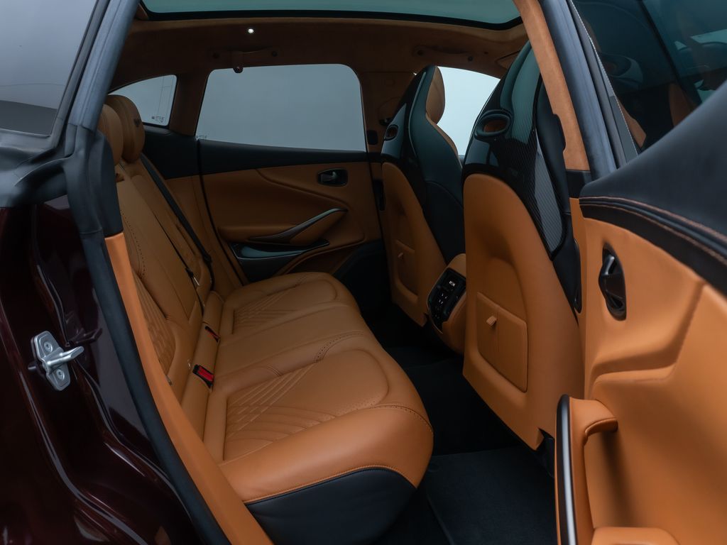 Aston Martin DBX 2021