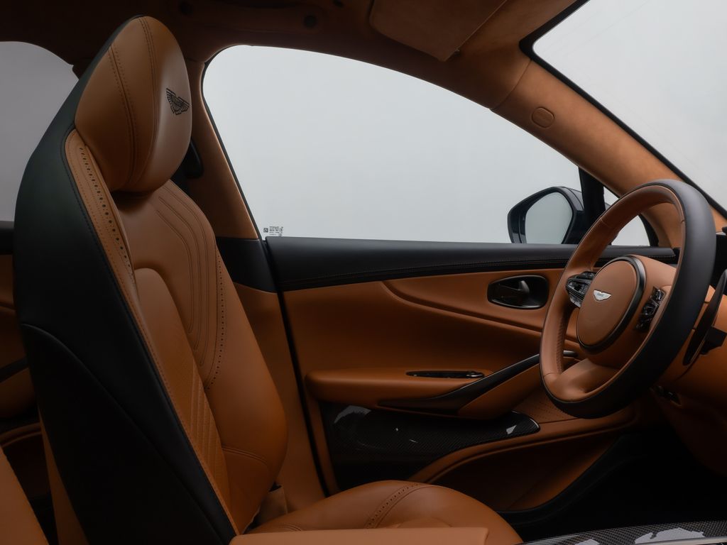 Aston Martin DBX 2021