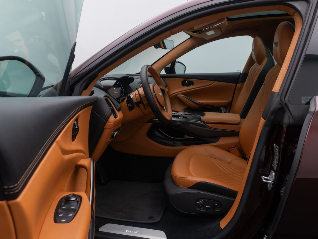 Aston Martin DBX 2021