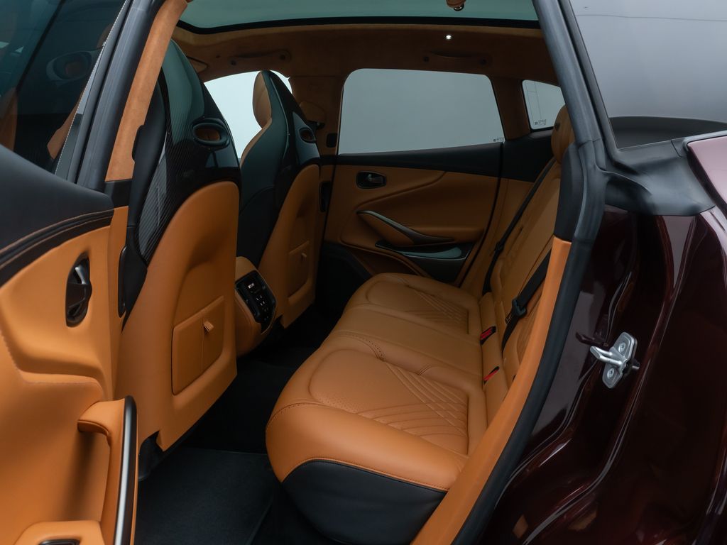 Aston Martin DBX 2021