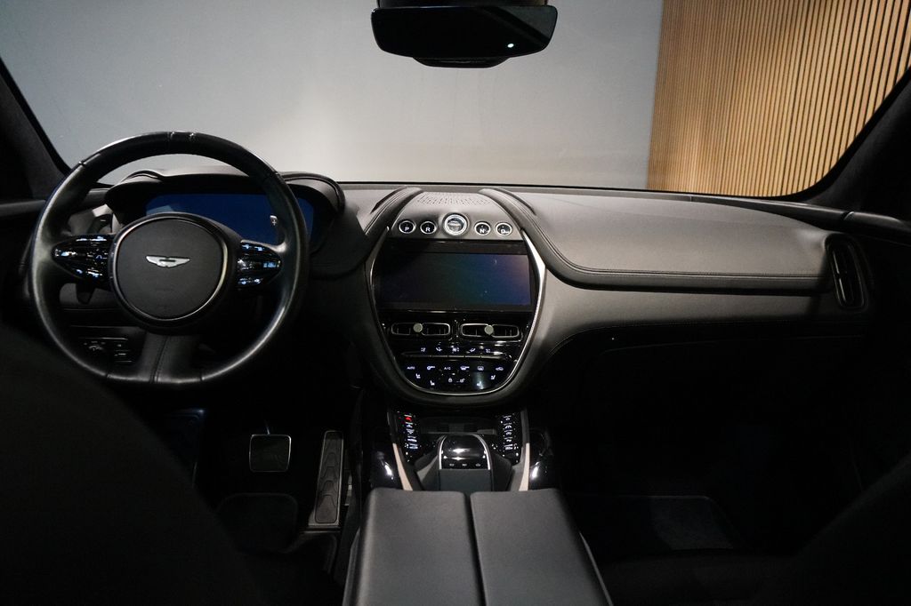 Aston Martin DBX 2022