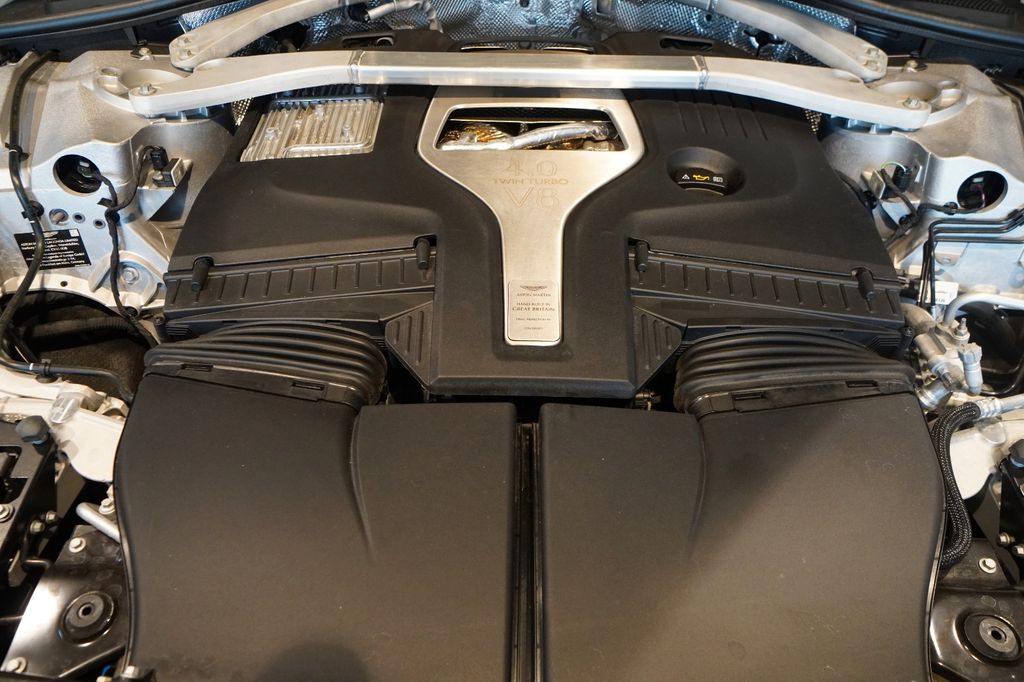 Aston Martin DBX 2022