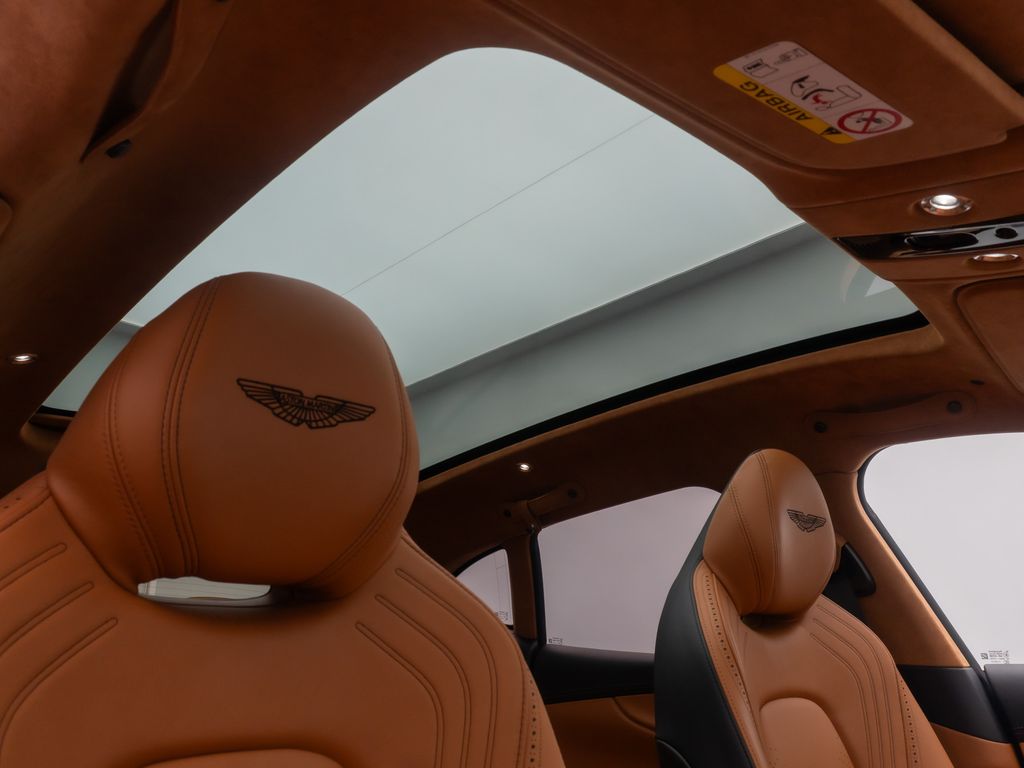 Aston Martin DBX 2021