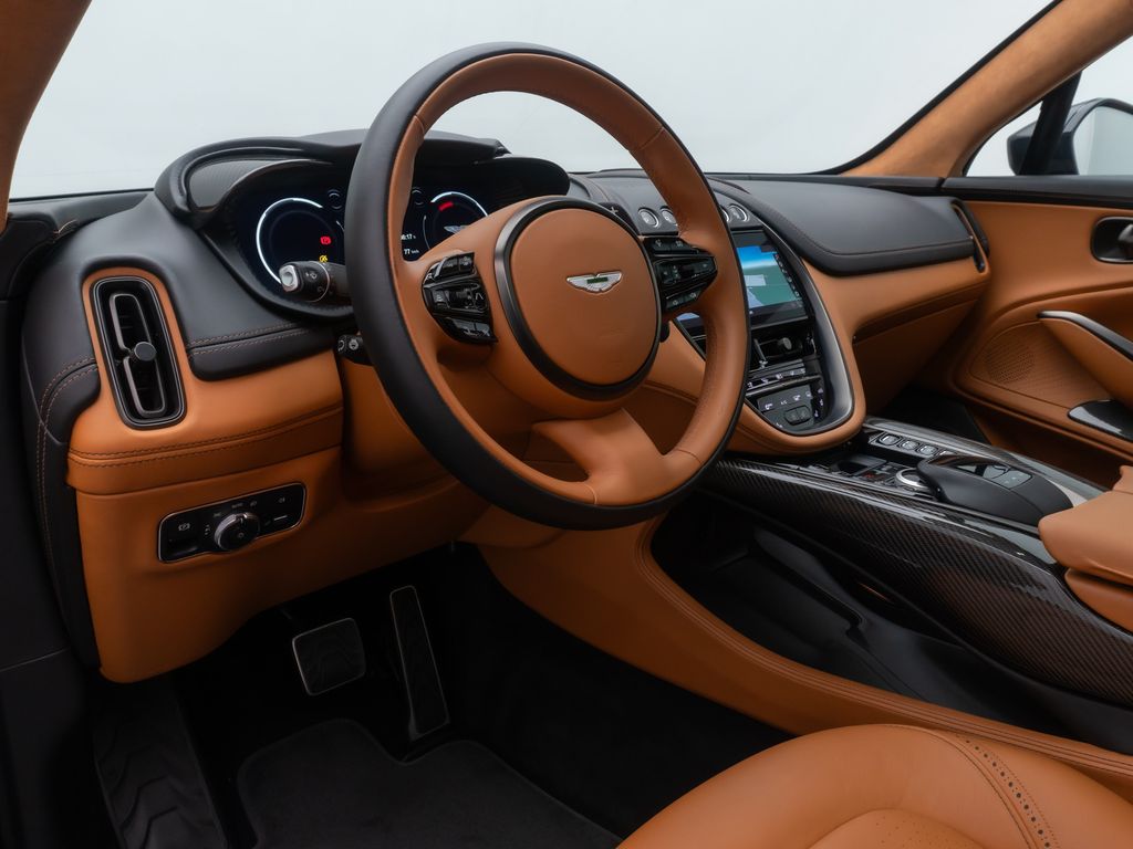 Aston Martin DBX 2021