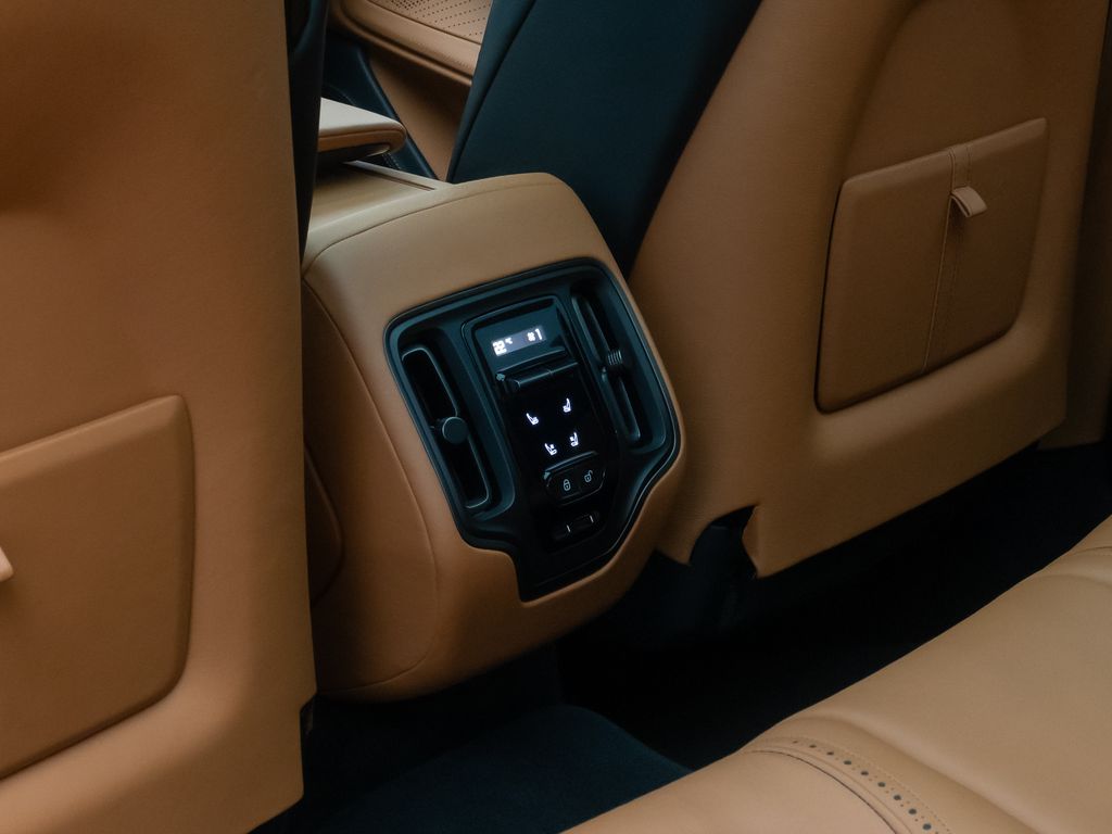 Aston Martin DBX 2021