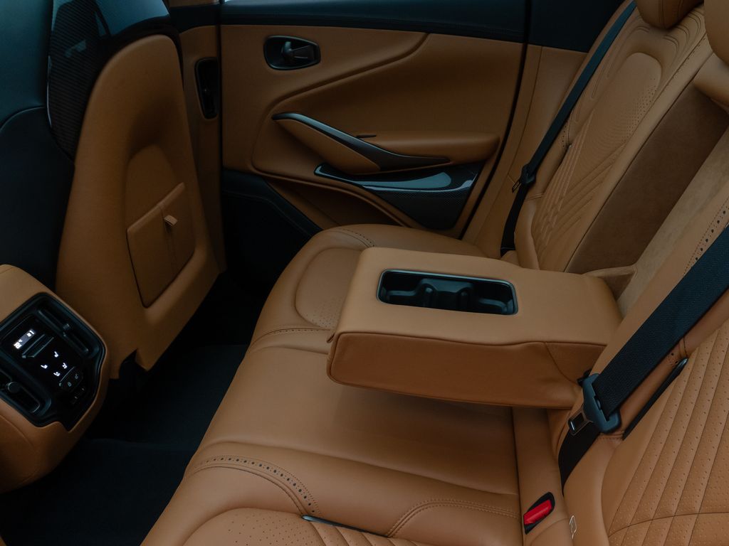 Aston Martin DBX 2021