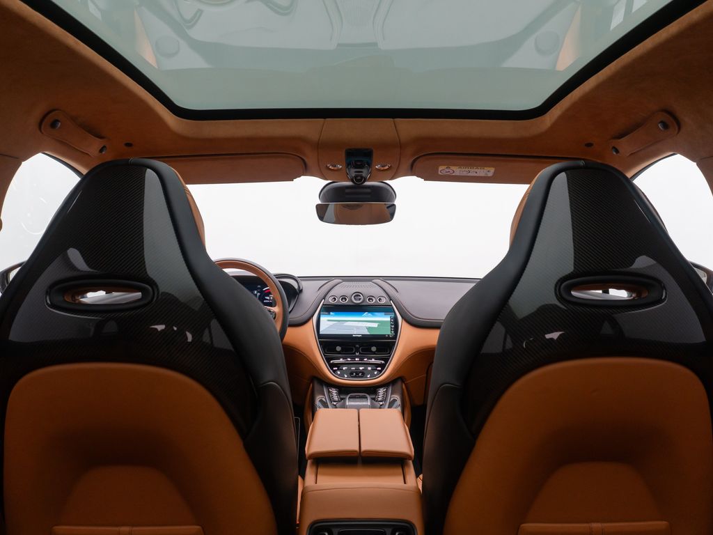 Aston Martin DBX 2021