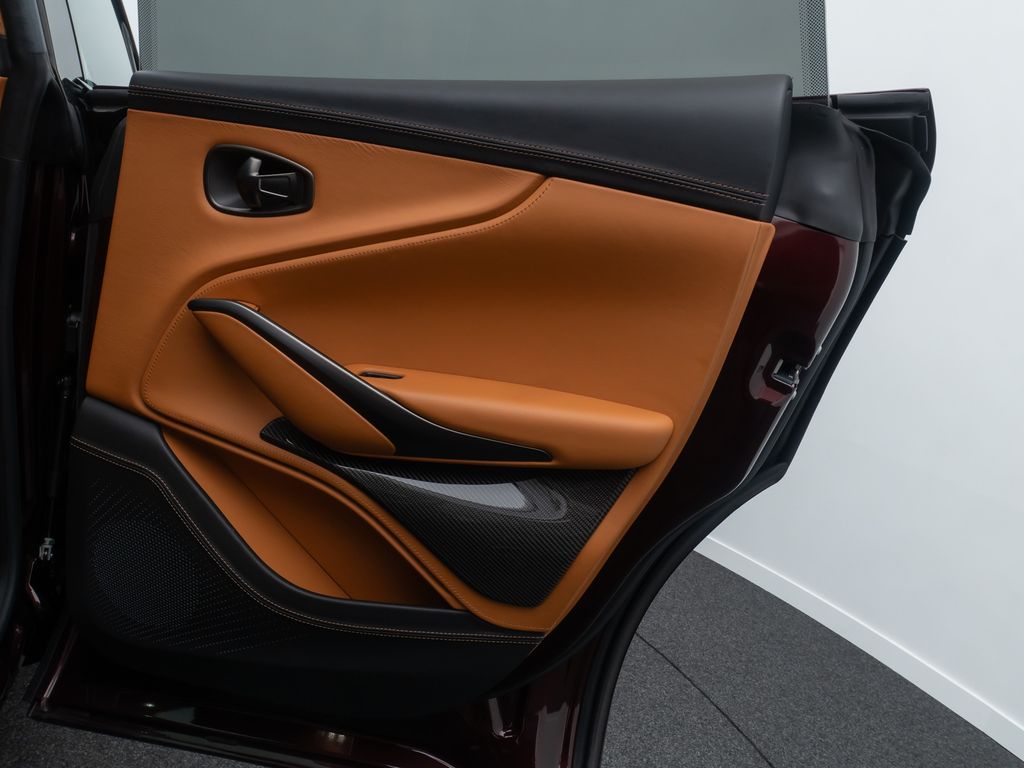 Aston Martin DBX 2021