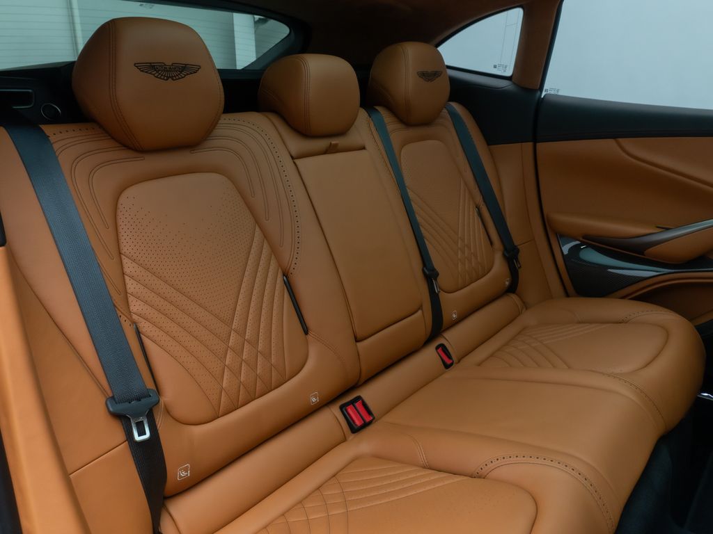 Aston Martin DBX 2021