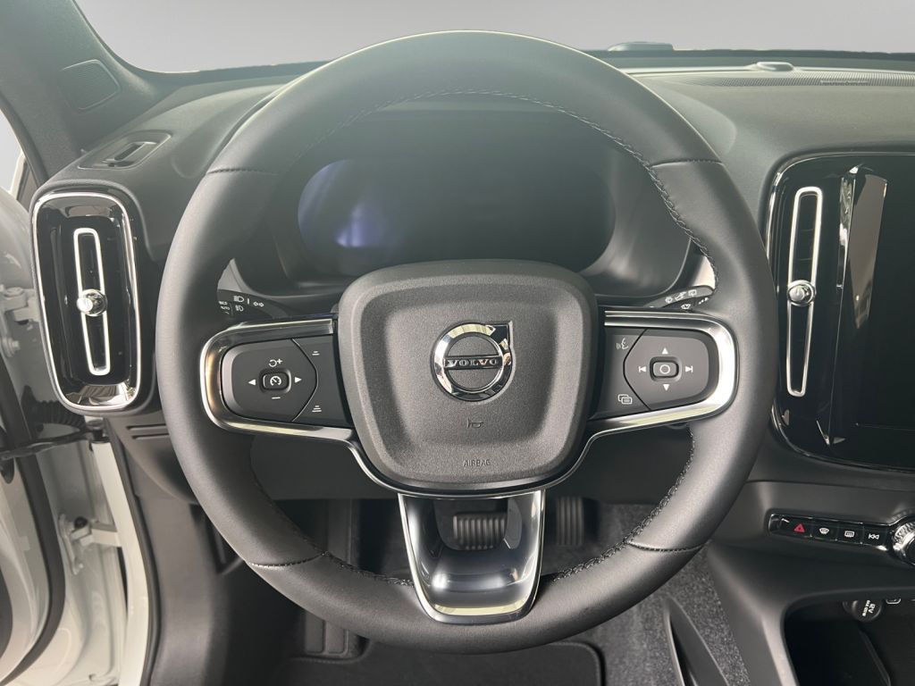 Volvo XC40 2025