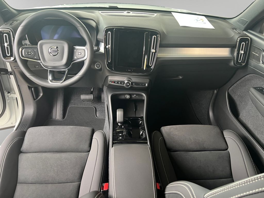 Volvo XC40 2025